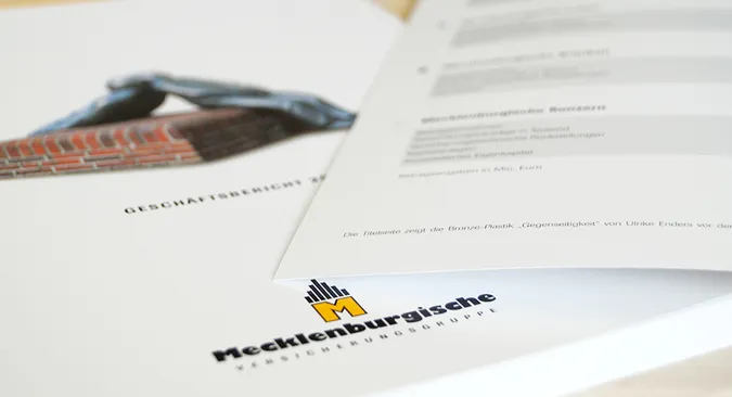Blick in einen aufgeschlagenen Geschäftsbericht der Mecklenburgischen Versicherung