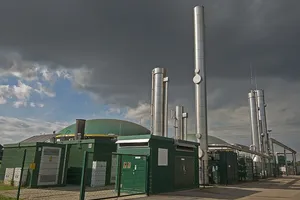 Dunkle Wolken ziehen schnell über einer Biogasanlage auf