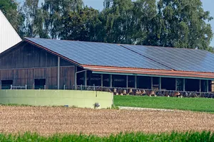Eine Photovoltaikanlage schmückt die gesamte Dachfläche dieses Stalls