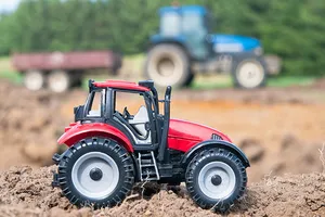 dieses kleine rote Traktor-Modell meistert wie sein großes Vorbild in blau den Parcours über das frisch gefurchte Feld