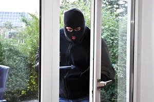 Maskierter Einbrecher verschafft sich über ein offenstehendes Fenster Zutritt zur Wohnung