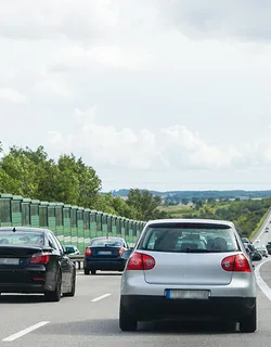 Zäh fließender Verkehr auf der Autobahn, dicht an dicht schlängeln sich die Fahrzeuge über die zwei Fahrspuren