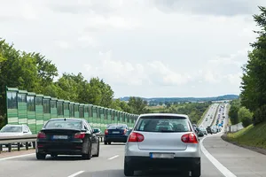 Zäh fließender Verkehr auf der Autobahn, dicht an dicht schlängeln sich die Fahrzeuge über die zwei Fahrspuren