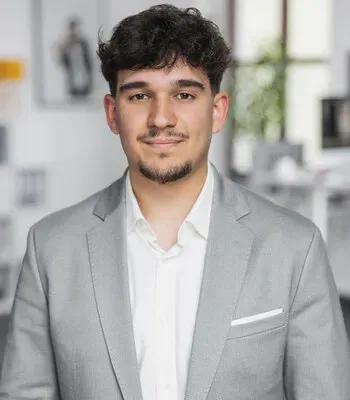 Porträt von Adrian Mehmeti (Mecklenburgische Versicherung)