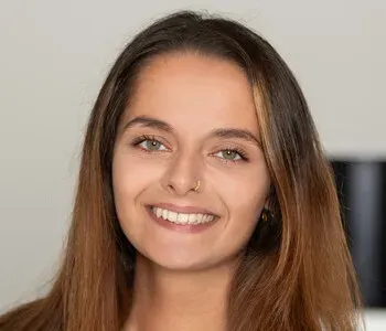 Porträt von Ravina Quaglia (Mecklenburgische Versicherung) Porträt von Ravina Quaglia (Mecklenburgische Versicherung)