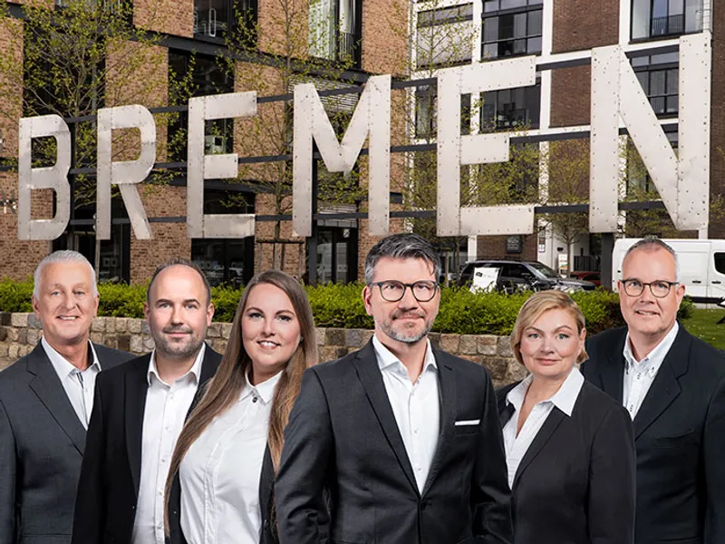 Das Team der Bezirksdirektion Bremen präsentiert sich vor der Bezirksdirektion