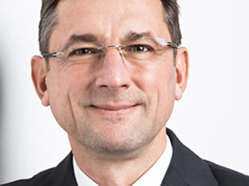 Portraitaufnahme von Herrn Schmidt, Bezirksdirektor der Bezirksdirektion Dresden