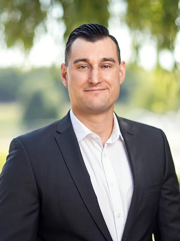 Portraitaufnahme von Herrn König, Bezirksdirektor der Bezirksdirektion Leipzig
