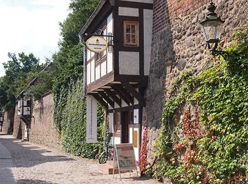 Blick in den Ausstellungsraum im Obergeschoss des in einem Wiekhaus untergebrachten Versicherungsmuseum der Mecklenburgischen