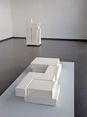 Mit dieser Installation aus zwei Figuren (Liegende und Sitzende) überzeugte Anna Sewcz die Jury und gewann den Kunstpreis der Mecklenburgischen 2016.