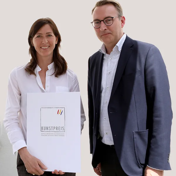 Preisübergabe: Katharina Neuweg (Preistägerin 2022) und Toren Grothe (Vorstandsvorsitzender)