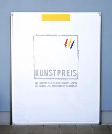 Poster des Kunstpreis-Logos vor blaugrauer Wand