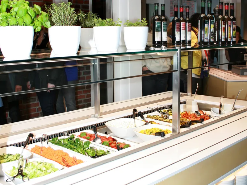 Blick auf das Salatbuffet bei der Mecklenburgischen