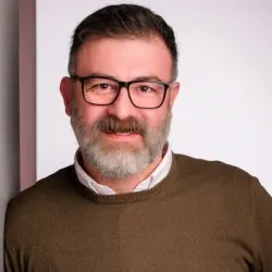 Porträt von Deniz Celik (Mecklenburgische Versicherung)