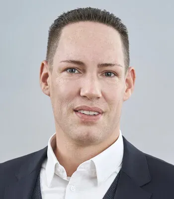 Porträt von Dennis Schlenker (Mecklenburgische Versicherung)