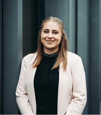 Porträt von Jennifer Berg (Mecklenburgische Versicherung)