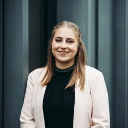 Porträt von Jennifer Berg (Mecklenburgische Versicherung)