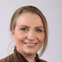 Porträt von Julia De Nuzzo (Mecklenburgische Versicherung)