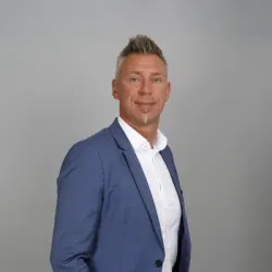 Porträt von Niki Voigt (Mecklenburgische Versicherung)