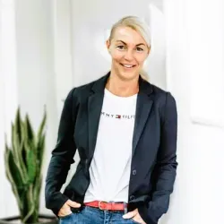 Porträt von Sabine Höfler (Mecklenburgische Versicherung)